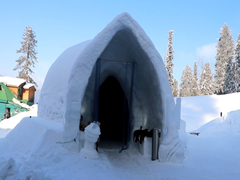 Video: Cận cảnh quán cafe tuyết lớn nhất Châu Á tại Ấn Độ