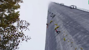 Video: Nhà leo núi Slovenia chinh phục ống khói cao nhất châu Âu 