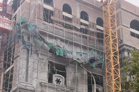 Sập giàn giáo trung tâm thương mại ở Phú Thọ, nhiều công nhân bị thương