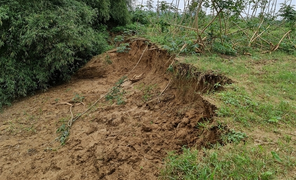 'Hà bá’ nuốt chửng đất sản xuất của dân ven sông Trà Khúc: Dựng kè chống sạt lở