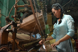 Cô gái xứ Quảng hồi sinh lụa Mã Châu