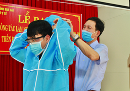 Video: Hơn 50 cán bộ y tế xung phong xuống vùng tâm dịch ở Gia Lai