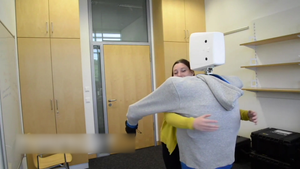 Video: Độc đáo robot biết ôm, động viên tinh thần con người tại Đức