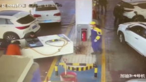 Video: Tài xế kéo đổ cột bơm, đè trúng hai người tại trạm xăng