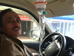 Giang Còi lái xe khi đang truyền nước khiến fan lo lắng