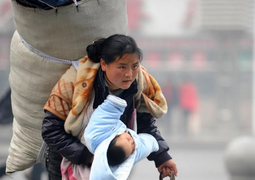 Số phận mẹ con trong 'bức ảnh chấn động Trung Quốc' 10 năm trước