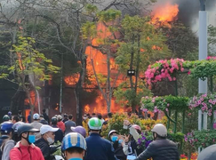 Ảnh: Quán karaoke ở trung tâm Hải Phòng bốc cháy ngùn ngụt ngày giáp Tết