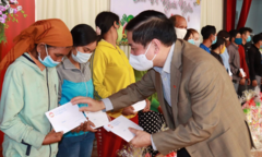 Bí thư Đắk Lắk trao quà Tết cho người nghèo