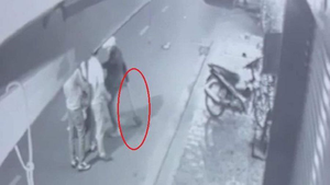 Thanh niên vác xẻng đánh phụ nữ sau va chạm giao thông: Đề nghị công an vào cuộc