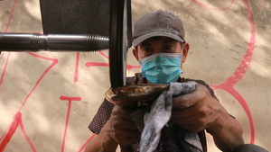 Video: Kiếm cả triệu đồng mỗi ngày nhờ đánh bóng lư đồng dịp Tết ở TP.HCM