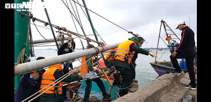 Cứu 8 ngư dân gặp nạn trên tàu bị cháy ở Hà Tĩnh