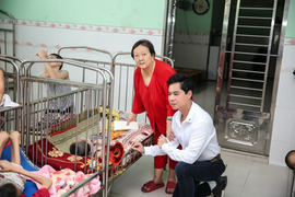 Ngọc Sơn mang quà Tết sớm đến hàng trăm trẻ em mồ côi 