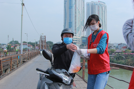 Nhóm bạn trẻ giúp dân Hà Nội thả cá chép, không vứt túi nilon xuống sông Hồng