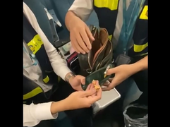 Hành khách bỏ quên gần 260 triệu đồng trên máy bay