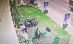 Clip: Chết cười xem 2 cô gái hậu đậu thi ném rác vào thùng