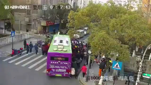 Video: Đám đông nâng xe buýt cứu người đàn ông bị chèn trúng