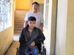 Nam sinh được bạn cõng 10 năm và phòng ghép đặc biệt ở ký túc xá ĐH Bách khoa