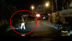 Khi nào CSGT có quyền đá, đạp ngã xe vi phạm?