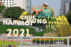 Công nhân gấp rút hoàn thiện những hạng mục cuối cùng của đường hoa Nguyễn Huệ