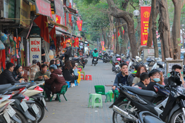 Phớt lờ chỉ đạo của Chủ tịch TP Hà Nội, hàng quán vẫn lấn chiếm vỉa hè buôn bán