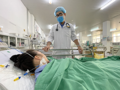 Thiếu nữ 16 tuổi suýt mất mạng sau khi bị ong đốt vào chân