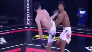 Video: Võ sĩ xoay người tung cước khiến đối thủ văng xa 2 mét