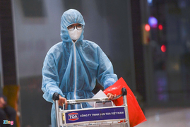 Lo ngại lây nhiễm COVID-19, hành khách mặc bảo hộ kín mít ở sân bay Tân Sơn Nhất