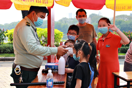 Người dân TP.HCM đeo khẩu trang dạo chơi đường hoa dài 700m ở quận 7