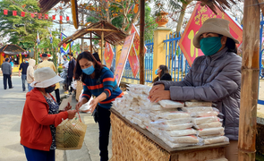 Ấm lòng chợ Tết 0 đồng ở phố Hội 