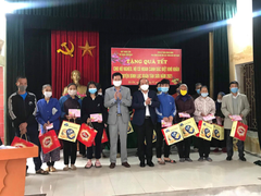 Đài Tiếng nói Việt Nam và Quỹ Thiện Tâm trao quà Tết cho hộ nghèo ở Hà Nam