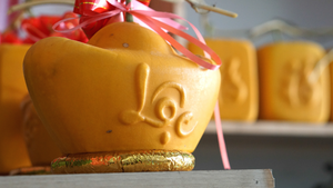 Video: Dưa hấu thỏi vàng 3,5 triệu đồng/cặp cháy hàng dịp Tết