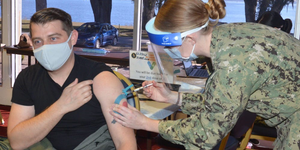 Mỹ điều hơn 1.000 binh sĩ giúp dân tiêm vaccine COVID-19