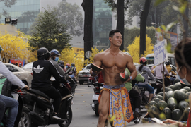 Sự thật về chàng trai thân hình 6 múi bán dưa hấu ở TP.HCM 