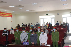 Buôn bán và vận chuyển pháo nổ trái phép, 5 bị cáo lĩnh 26 năm tù giam