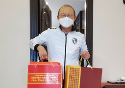 Thủ tướng tặng quà Tết cho HLV Park Hang Seo