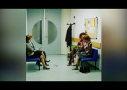 Clip: Bị đập vỡ điện thoại vì cười quá khả ố