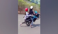 Clip: Quái xế bốc đầu, bạn gái ngồi sau ngã sấp mặt