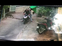 Clip: Hai tên trộm chê xe xịn, chỉ lấy thùng rác