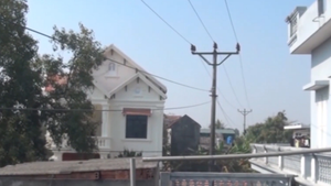 Video: Thấp thỏm sống dưới đường điện 35KV