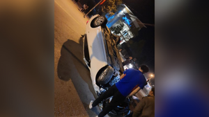 Video: Ô tô phóng như bay, tông vào cột điện lật ngửa ở Quảng Ninh