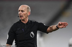 Nhận nhiều tin nhắn dọa giết, trọng tài Anh 'gác còi'