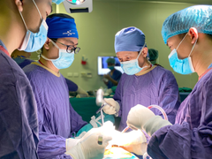 Thay khớp háng nhân tạo trong 10 phút cứu cụ bà 102 tuổi 