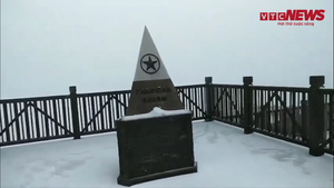 Video: Mưa tuyết rơi trắng xóa đỉnh Fansipan ngày cuối năm