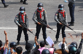 Cảnh sát Myanmar bắn đạn cao su vào người biểu tình