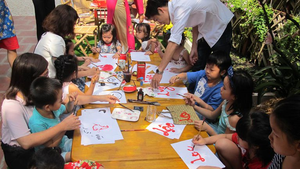 Bài tập Tết của học sinh: Giúp bố mẹ dọn dẹp nhà cửa, nhớ mang theo khẩu trang