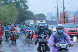 Ảnh: Bến xe vắng ngắt, dân ùn ùn rời Hà Nội về quê bằng xe máy