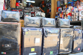 Loa kéo di động, micro karaoke đắt hàng cận Tết