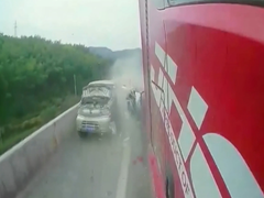 Video: Tài xế suýt chết khi thay lốp trên làn khẩn cấp 