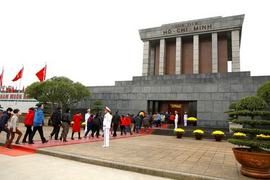 Lăng Chủ tịch Hồ Chí Minh mở cửa ngày mùng 1 Tết đón nhân dân vào viếng