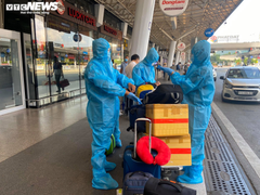 29 Tết, sân bay Tân Sơn Nhất thưa thớt, hành khách kín mít đồ bảo hộ